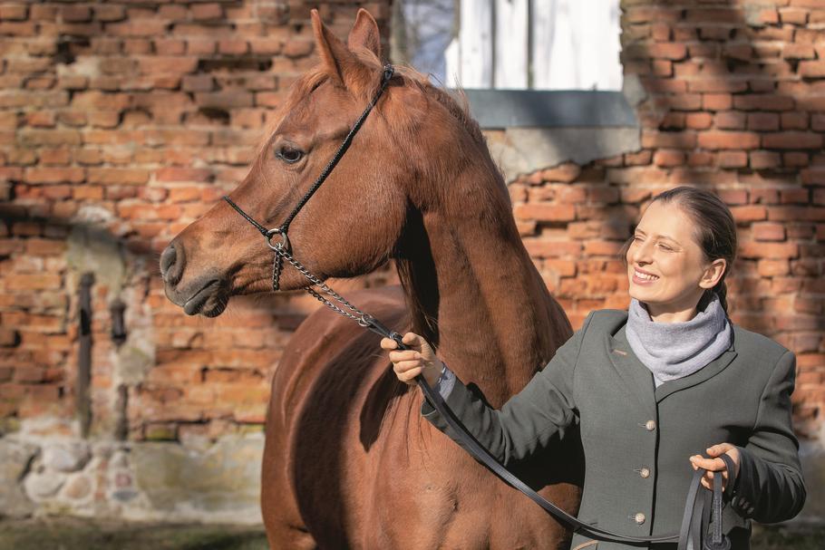 Alicja Poszepczyńska prowadzi z ojcem stadninę koni arabskich Chrcynno-Pałac. Jest nie tylko hodowcą, ale i sędzią na polskich oraz zagranicznych pokazach tej rasy  