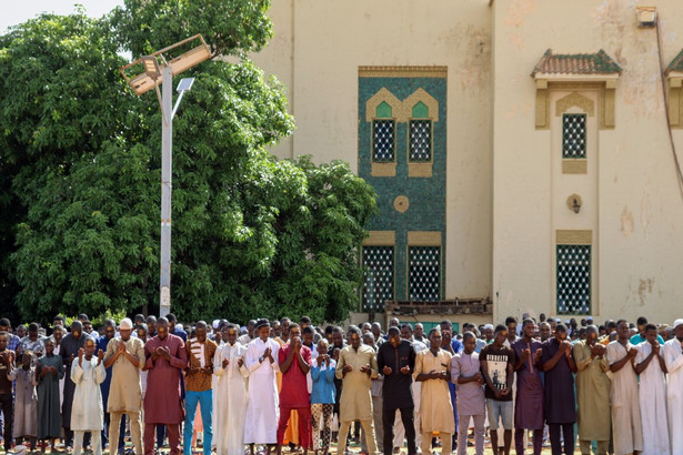 Zwolennicy junty uczestniczą w modlitwie w meczecie w Niamey