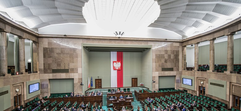 Sondaż partyjny. Wzrost poparcia dla PiS i Konfederacji