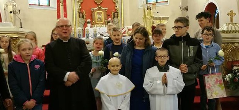 Staś choruje na raka. Ksiądz zorganizował I komunię tylko dla niego