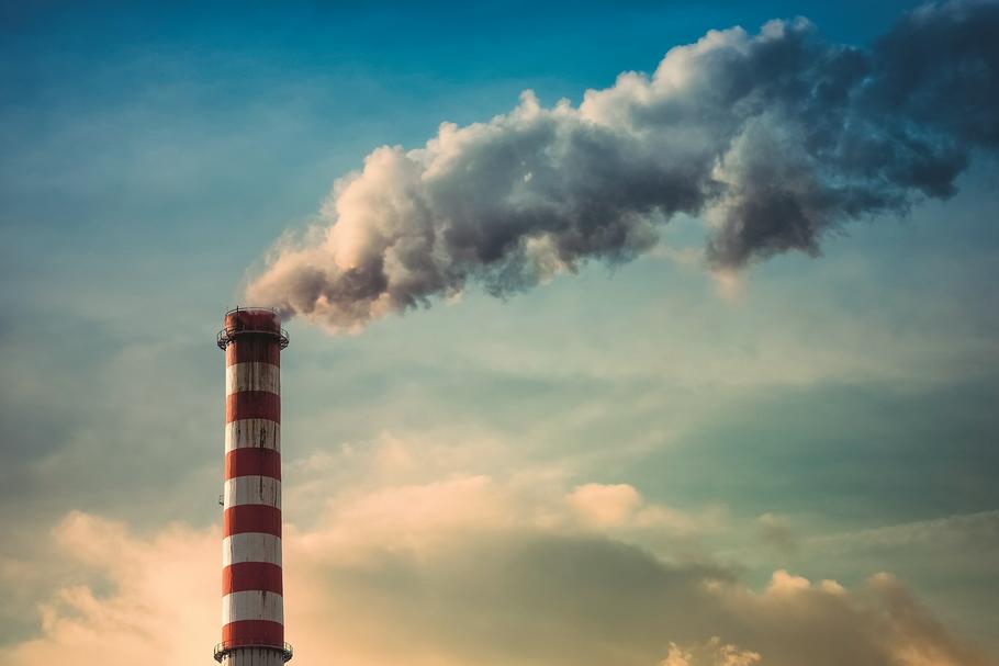 Firmy muszą dzisiaj między innymi raportować o emisji zanieczyszczeń do atmosfery