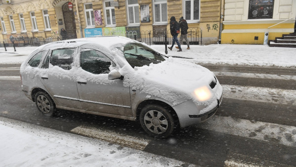 Zapowiadany od kilku dni atak zimy sparaliżował cały Lublin. Pojazdy komunikacji miejskiej mają po kilkadziesiąt minut opóźnienia. Kierowcy muszą uważać na śliską nawierzchnię i uzbroić się w cierpliwość.