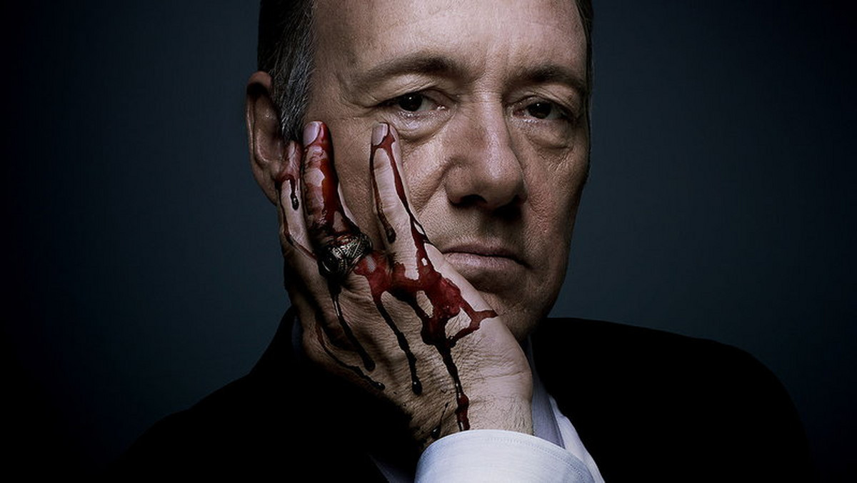 Przerwa w produkcji serialu "House of Cards", spowodowana skandalem wokół Kevina Spacey'ego, została wydłużona o kolejne dwa tygodnie. Twórcy szukają rozwiązań na kontynuację serii bez udziału Spacey'ego. Zapowiadają jednak, że po tym czasie ekipa wróci na plan 6. sezonu. "Ten serial jest większy niż jedna osoba" - podkreślają.