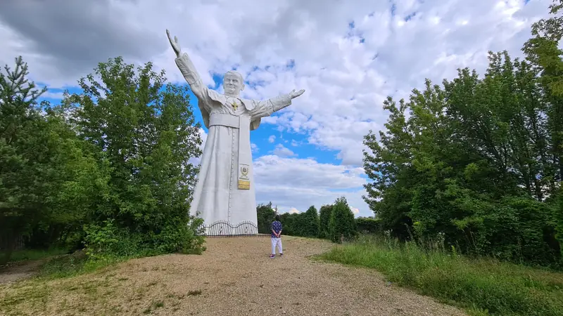 Statua Jana Pawła II w Parku Miniatur Sakralnych &quot;Złota Góra&quot;