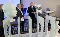 Tak będzie wyglądał pomnik Lecha Kaczyńskiego? Zobacz wyróżnione prace, Sasin: Mam mieszane uczucia [FOTO]