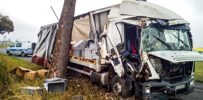 Kompletnie pijany tirowiec. Zniszczył pojazd, zgubił ładunek