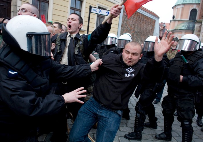 Manifestacja narodowców we Wrocławiu szybko przekształciła się w bijatykę z policją