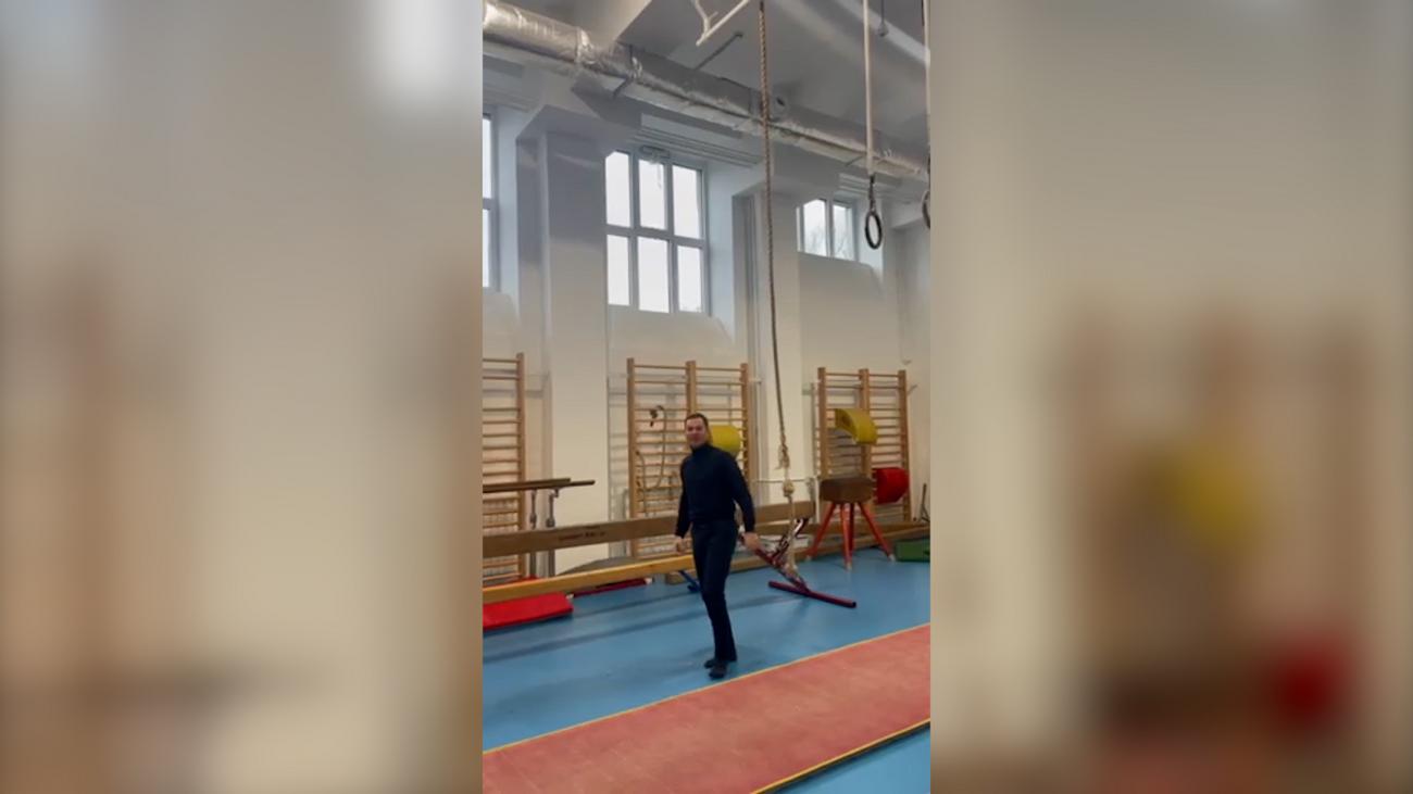 (Video) Čas gimnastike Siniše malog: &#34;Blic&#34; sa ministrom finansija u fiskulturnoj sali Pete beogradske gimnazije