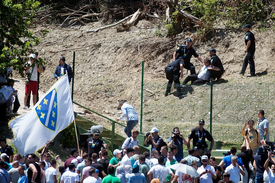 Policija savladava napadača