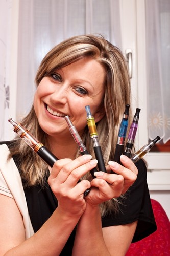 Wciąż trwa debata o szkodliwości e-papierosów. Niedawno członkowie Polskiego Towarzystwa Programów Zdrowotnych przygotowali raport, w którym ostrzegają przed uzależnieniami od nikotyny,cy o które łatwo w równym stopniu, co w przypadku tradycyjnych papierosów.