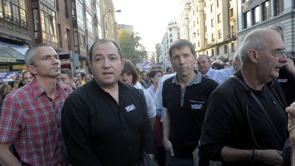 Tysiące osób uczestniczyło w sobotę w manifestacji w Bilbao (Kraj Basków) pod hasłem: "Kraj Basków oczekuje rozwiązania konfliktu". Do manifestacji wezwali uczestnicy podpisanego we wrześniu 2010 r. układu z Guerniki, wzywającego terrorystyczną organizacje ETA do zaprzestania stosowania przemocy.