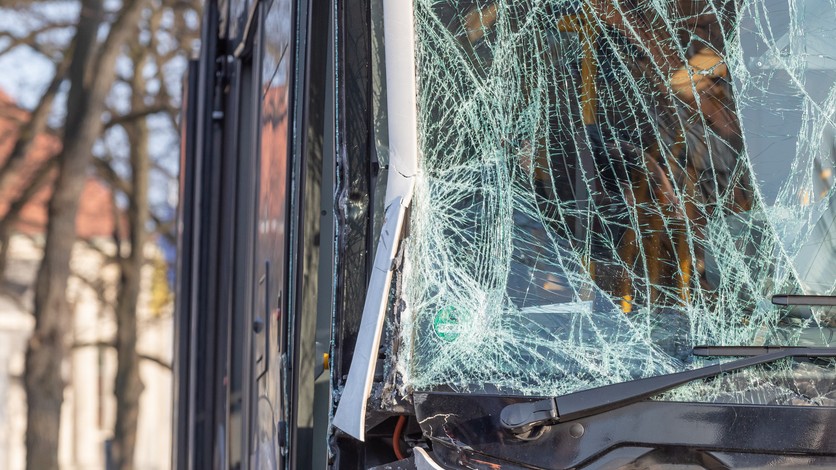 Nehoda turistického autobusu a nákladného auta si vyžiadala 13 obetí. (ilustračné foto)