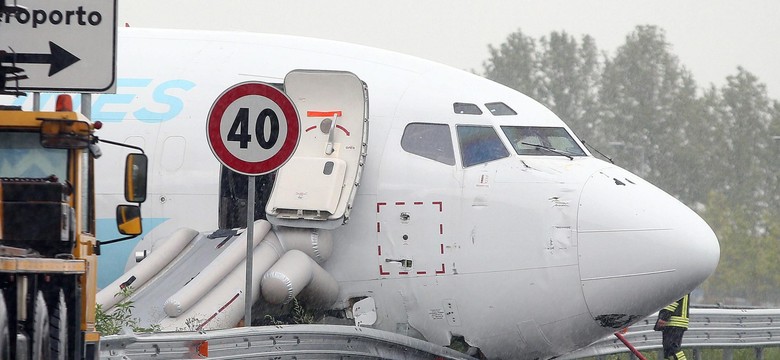 Boeing zatrzymał się dopiero na obwodnicy. Nietypowy wypadek we Włoszech [ZDJĘCIA]