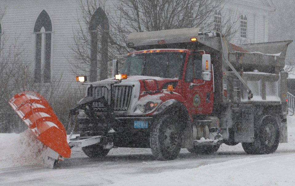 epa06417111 - USA WEATHER WINTER STORM (Winter storm hits New England)