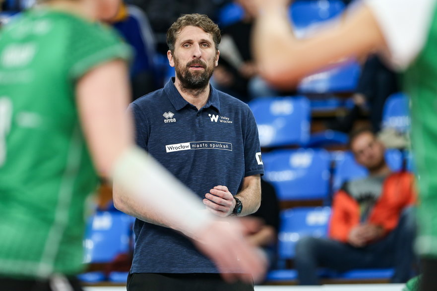 Dawid Murek jako trener podczas meczu Developres Rzeszów - Volley Wrocław w 2021 roku
