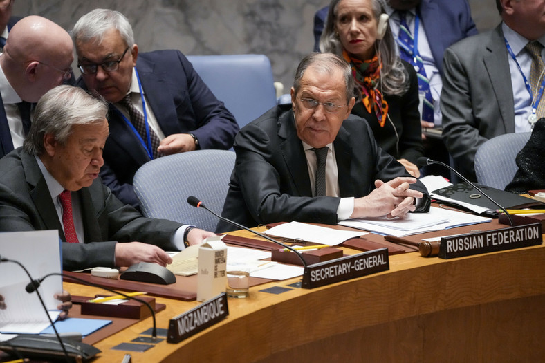 Minister spraw zagranicznych Rosji Siergiej Ławrow, pełniący funkcję przewodniczącego Rady Bezpieczeństwa, po lewej  Antonio Guterres, Sekretarz Generalny ONZ,  posiedzenie Rady Bezpieczeństwa ONZ, Nowy Jork, USA, 24 kwietnia 2023 r.,