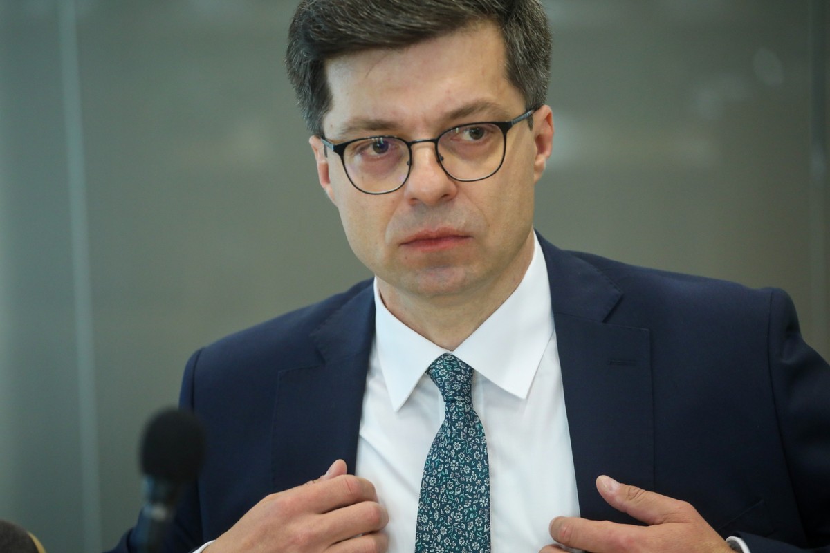 Wezwany na świadka, radca w Departamencie Konsularnym MSZ, członek delegacji wizytującej konsulat w Mumbaju w dniach 2-4 lutego 2023 roku Damian Gągała na posiedzeniu sejmowej komisji śledczej ds. afery wizowej, w Sejmie w Warszawie