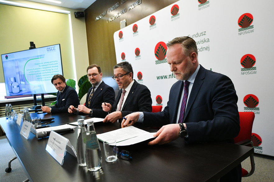 Podpisanie umowy pomiędzy NFOŚIGW i Orlen Synthos Green Energy. Pierwszy z prawej: wiceprezes OSGE Dawid Jackiewicz  