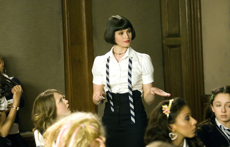 Gemma Arterton w filmie "Dziewczyny z St. Trinian" (reż. Oliver Parker, Barnaby Thompson)