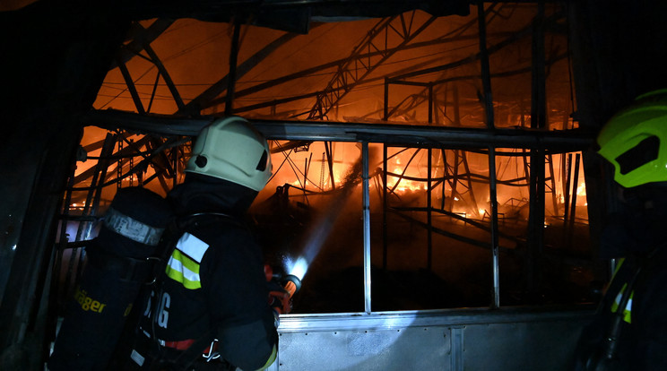Hatalmas tűz ütött ki az éjszaka Budapesten / Fotó: MTI/Mihádák Zoltán