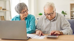 aktualne limity dorabiania do emerytury w 2026 roku. przekroczysz próg? zus wstrzyma lub całkowicie zawiesi wypłatę twojego świadczenia