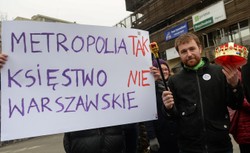 "Projekt PiS to ośmieszanie idei metropolii". Miasto Jest Nasze przekazało Sasinowi berło i koronę
