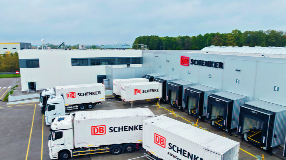 DB Schenker dąży do tego, by zarówno jego terminale, jak i samochody, którymi rozwozi ładunki, były zeroemisyjne. W obydwóch obszarach mocno inwestuje.
