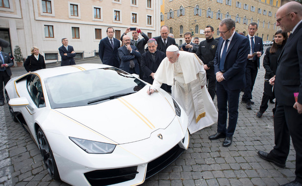 Papież Franciszek sprzedaje Lamborghini. Cena? To najdroższy autograf w historii motoryzacji…