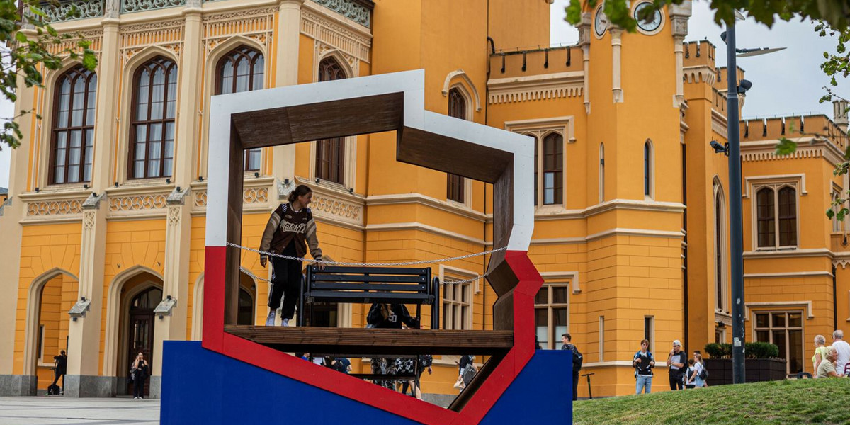 Słynne ławki znikają już z polskich miast. Na zdjęciu instalacja w centrum Wrocławia.
