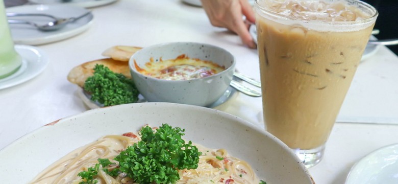 NIE dla cappuccino do spaghetti - oryginalny protest przy rzymskiej Fontannie di Trevi