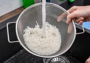 Industrijski proizvedeni pirinač je praktično čist i bezbedan, pa pranje uglavnom nije neophodno