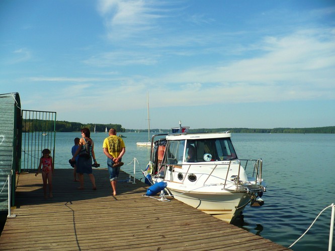 <strong>Jezioro Koronowskie</strong>
<br></br>
Jezioro Koronowskie urzeka pejzażem zalesionej linii brzegowej, zatokami i ukształtowaniem doliny Brdy. Zalew dostarcza wielu atrakcji: od żeglowania i corocznych ogólnopolskich regat po grzybobranie i piesze wycieczki.
<br></br>