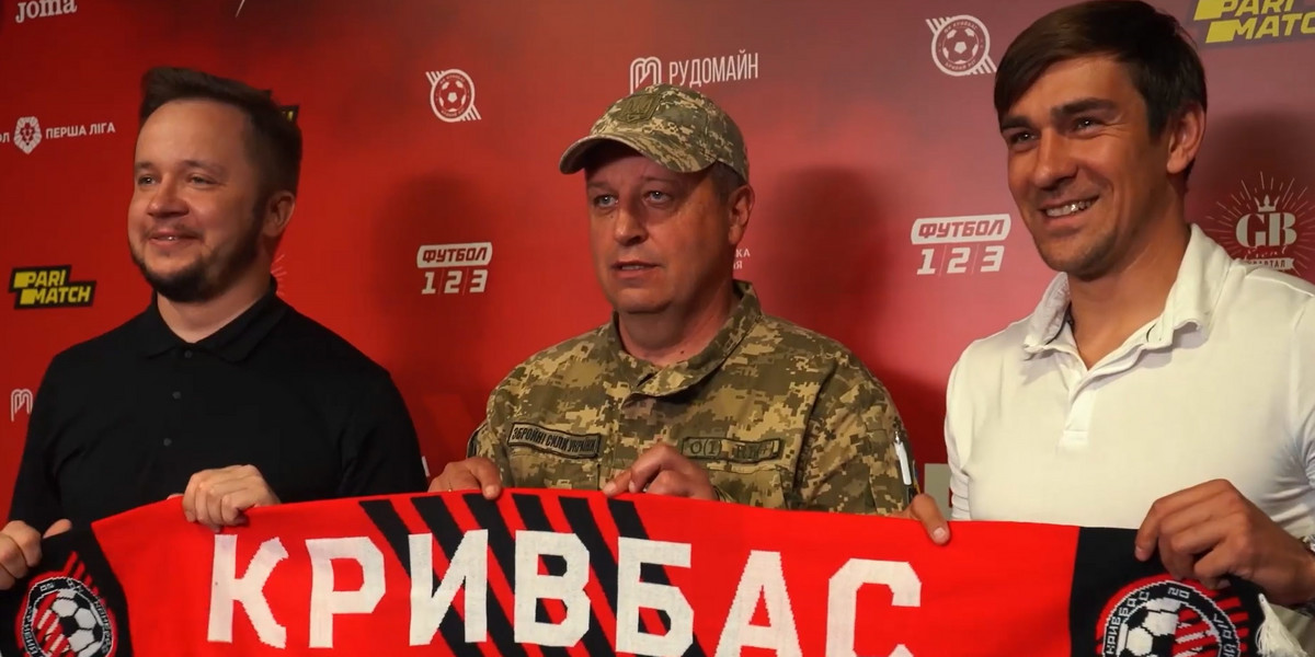 Jurij Wernudyb podpisał kontrakt w mundurze.