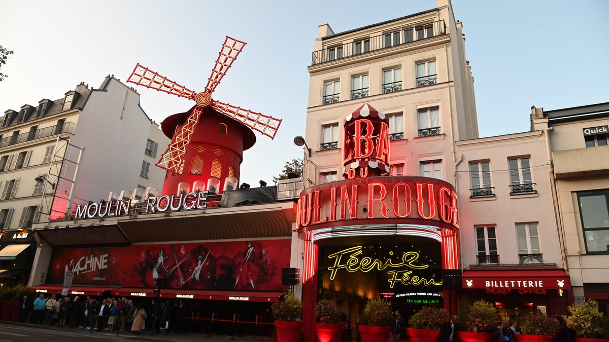 Leszakadtak a párizsi Moulin Rouge híres szélmalmának lapátkerekei – videó
