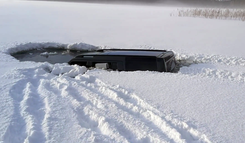 Wjechał samochodem na zamarznięte jezioro. Szokujące znalezisko