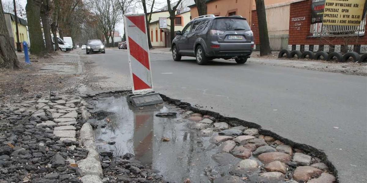 Policjanci zmuszą drogowców do łatania