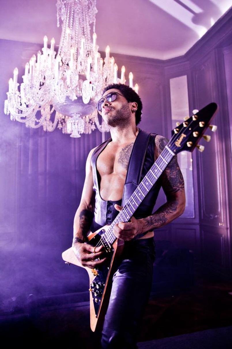 Lenny Kravitz: Kiedy 25 lat temu nagrywałem swój pierwszy krążek "Let Love Rule", miałem zerowe doświadczenie w tej branży, nigdy wcześniej przecież nie dałem światu swojej płyty. Jednak – co może wydawać się zaskakujące – na przestrzeni tych wszystkich lat mój proces tworzenia, kreowania muzyki nie zmienił się za bardzo. Muzyka, komponowanie to niezmiennie coś, co daje mi absolutną wolność. Mogę przez nie wyrazić, cokolwiek zagra mi w duszy. Podczas nagrań do "Strut" czułem się świetnie, a nie zawsze tak jest