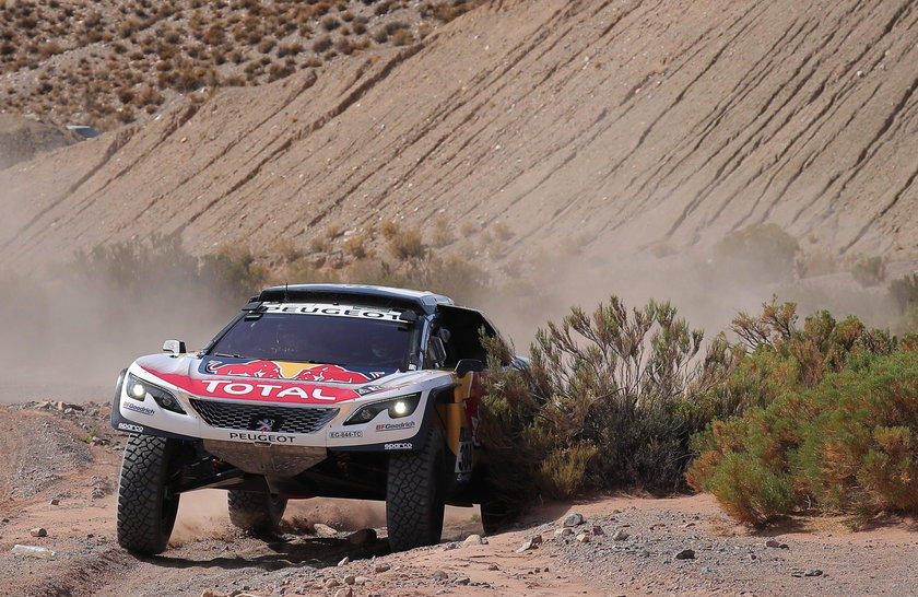 Rajd Dakar 2017: Carlos Sainz miał przerażający wypadek. WIDEO