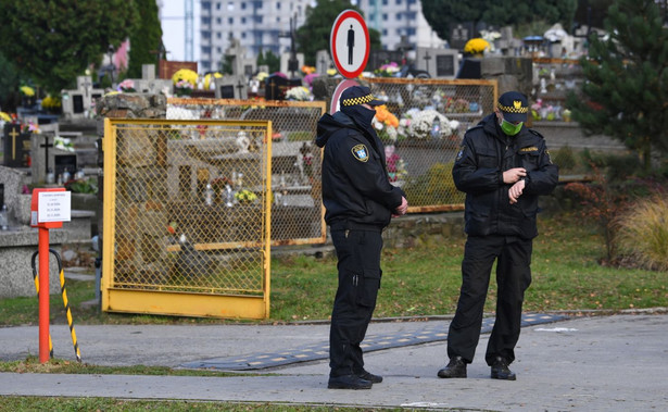 Koronawirus w Polsce. Strażnicy miejscy przed zamkniętym cmentarzem w Rzeszowie