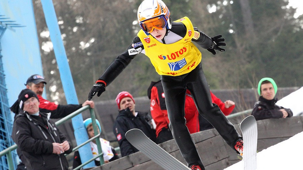 Ostatnie tegoroczne zawody cyklu Lotos Cup w skokach narciarskich i kombinacji norweskiej zostały rozegrane w Zakopanem na Wielkiej Krokwi oraz pobliskich trasach biegowych COS. Zanim poznaliśmy nazwiska sześciu tegorocznych triumfatorów w obu dyscyplinach, obserwować mogliśmy zaciętą rywalizację - zwłaszcza na skoczni. O zwycięstwie w kategorii Junior A zdecydowały ułamki punktów, a wśród Juniorów B wygraną podzielić się musieli dwaj zawodnicy - Łukasz Podżorski i Przemysław Kantyka.