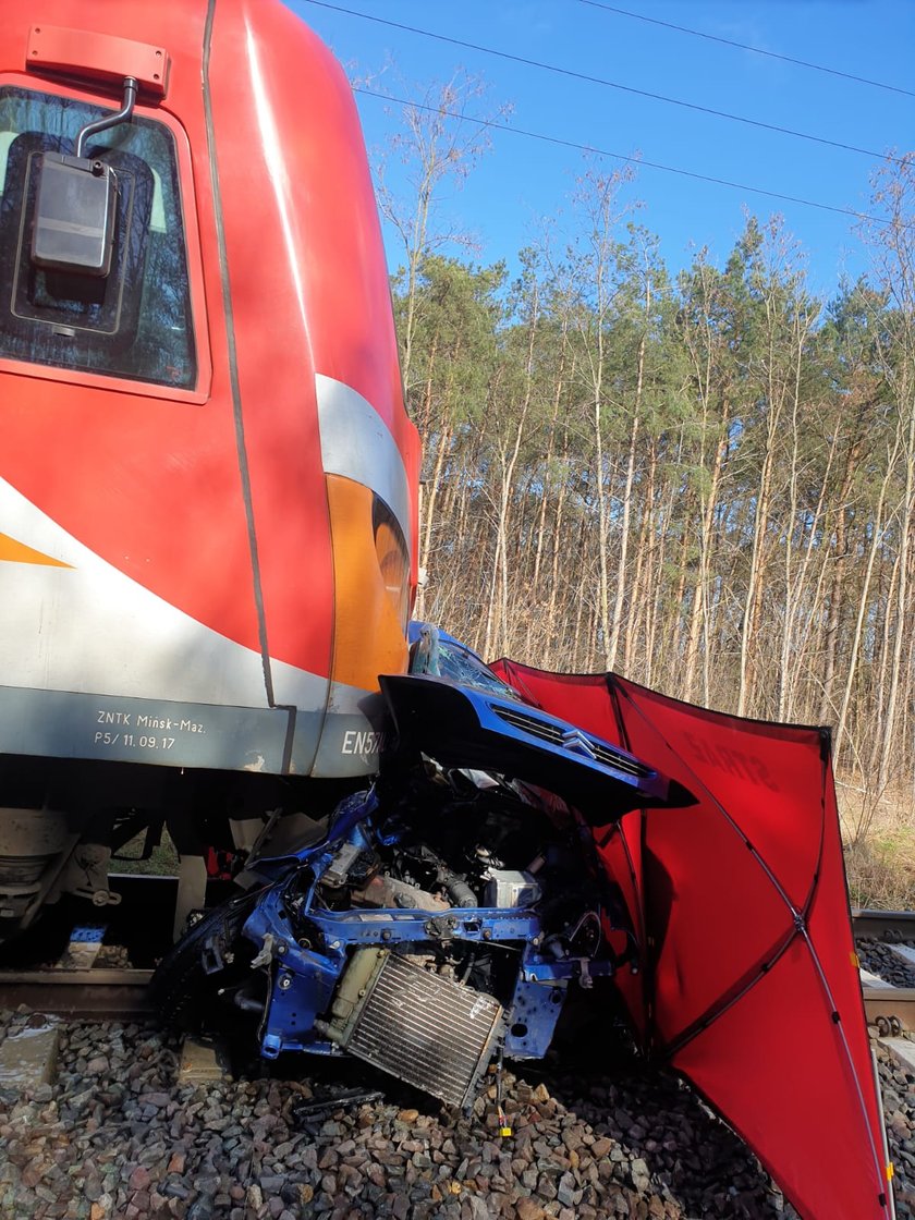 70-latka wjechała autem pod pociąg.