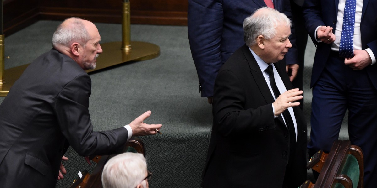 Dorn: Kaczyński podtapia Macierewicza