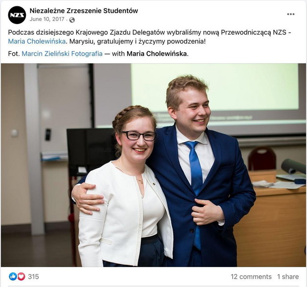 Michał Moskal obejmuje Marię Cholewińską po przekazaniu jej władzy nad NZS. Fot. facebook.com/nzsorg