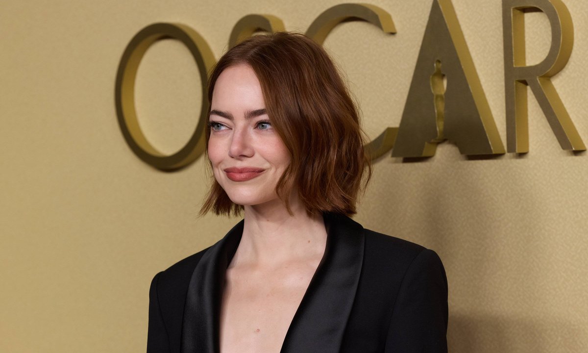 Emma Stone w odważnej stylizacji. Nadała zwykłej marynarce nowy wymiar