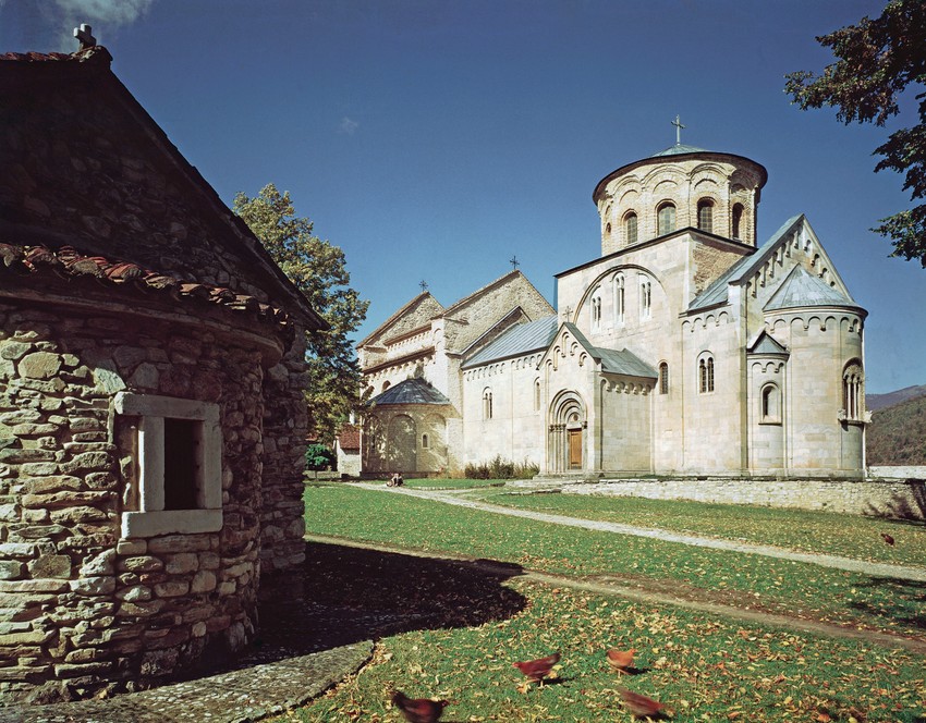 Drugi segment  je hologramska gradnja Bogorodičine crkve od temelja do krova, takođe praćena naracijom
