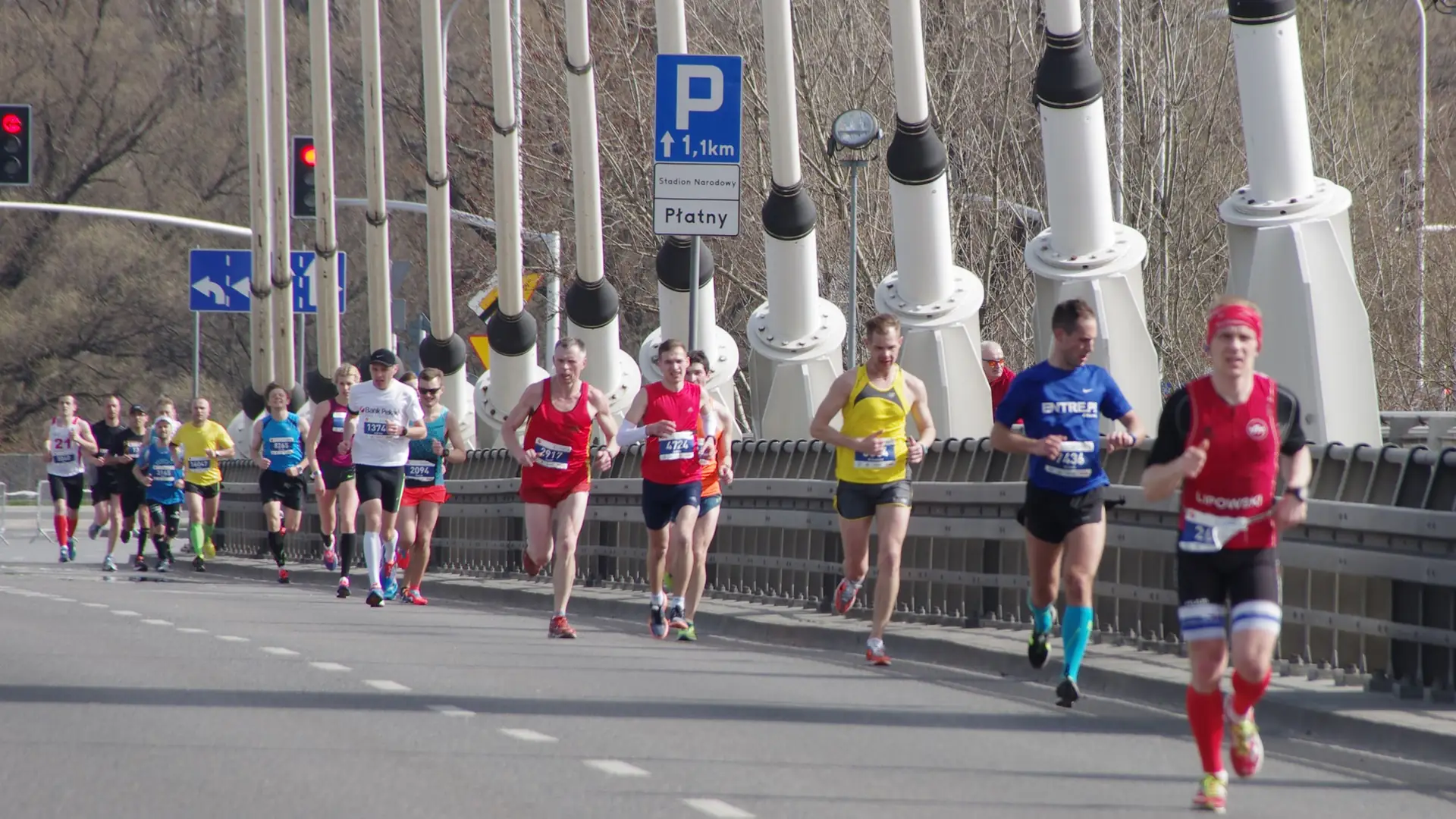 Dzisiaj 38. Maraton Warszawski. Zobacz, jak zmagało się tysiące biegaczy różnych narodowości