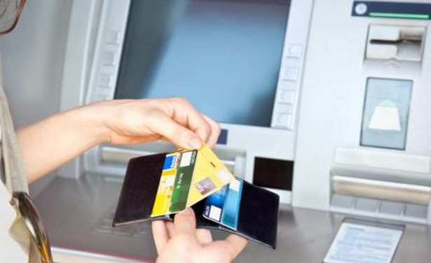 Właściciele bankomatów zarabiają na opłacie od banku, który wydał kartę. Jej wysokość ustalają jednak organizacje płatnicze.