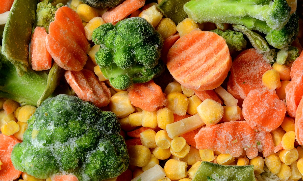 Gotowanie mrożonych warzyw to najgorszy wybór. Ekspert mówi, dlaczego