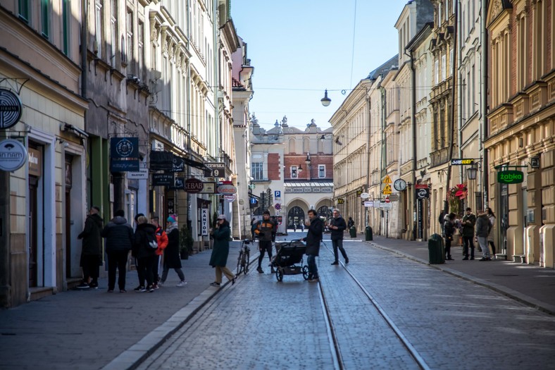 Ul. Szewska w Krakowie. Kamienica, w której znaleziono ciało Stanisława Pyjasa, znajduje się po lewej stronie