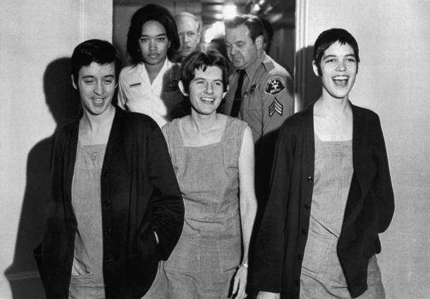 Susan Denise Atkins, Patricia Krenwinkel i Leslie Van Houten śmieją się po otrzymaniu wyroku śmierci za udział w zabójstwach na zlecenie Charlesa Mansona, Los Angeles, 25 stycznia 1971 r.